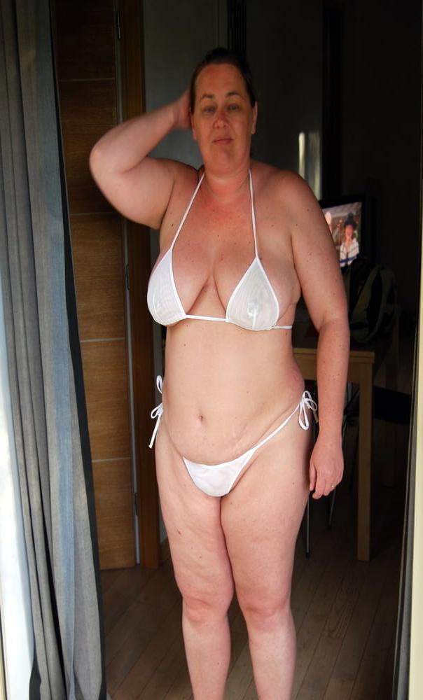 25P Ladies in swimsuits