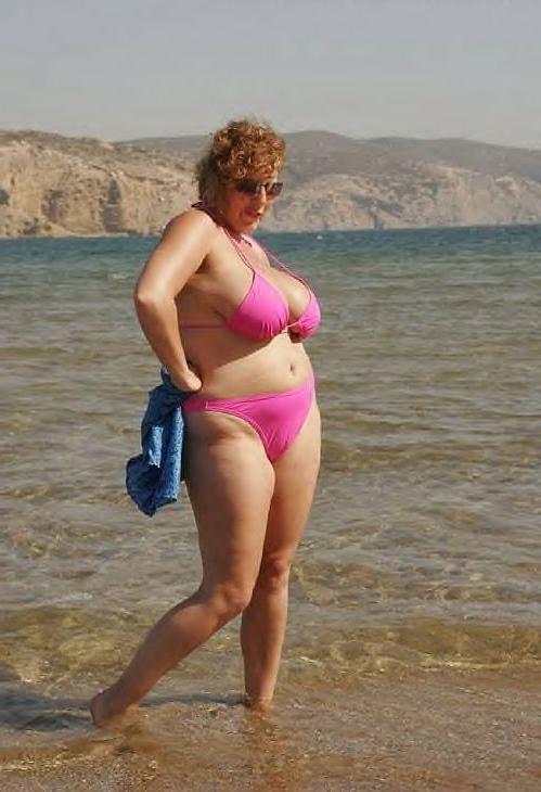 25P Ladies in swimsuits