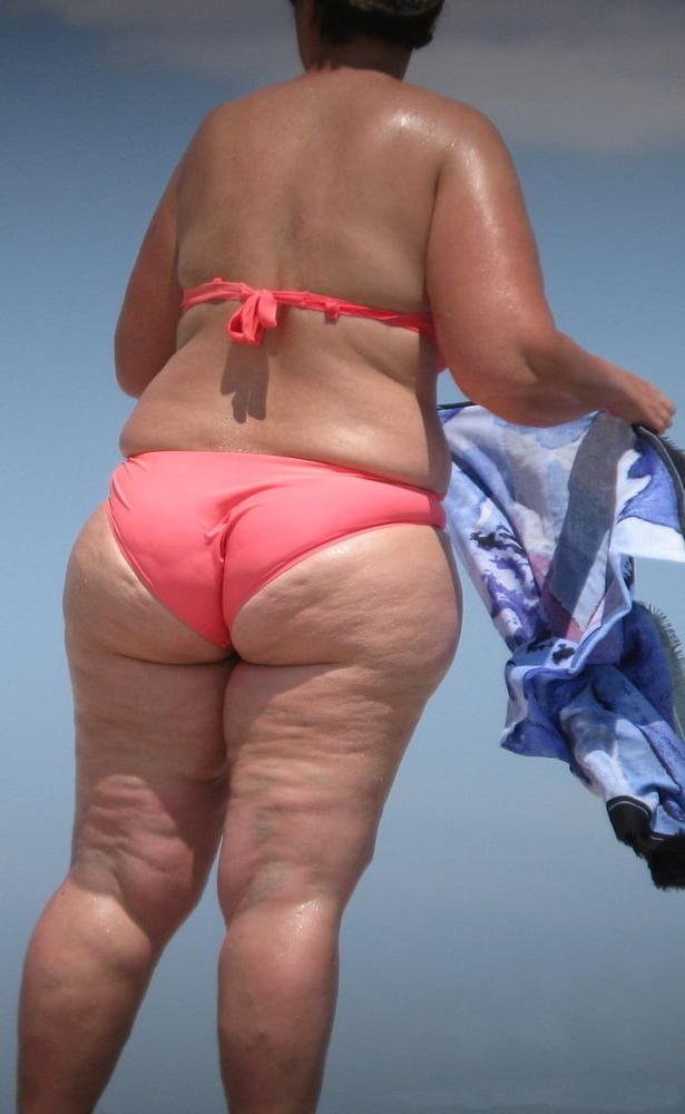 25P Ladies in swimsuits