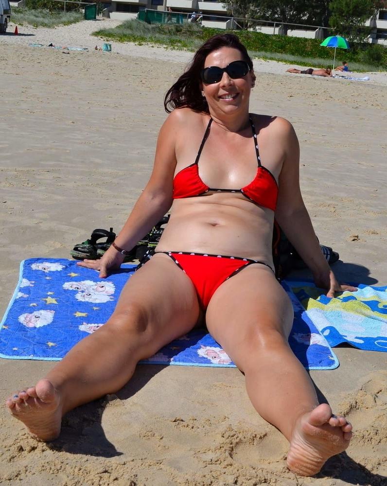 25P Ladies in swimsuits