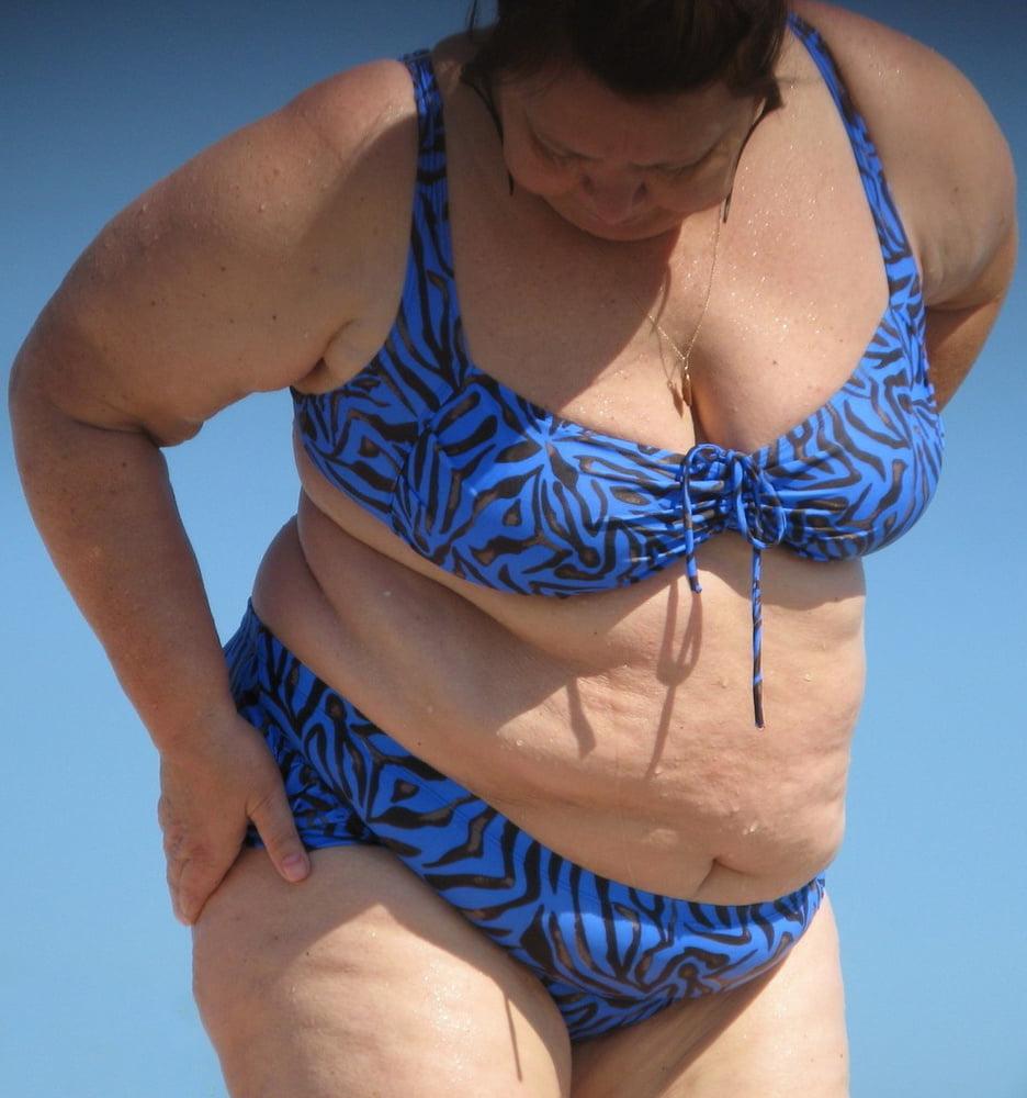 25P Ladies in swimsuits