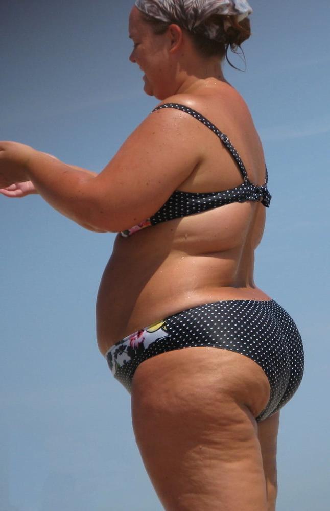 25P Ladies in swimsuits