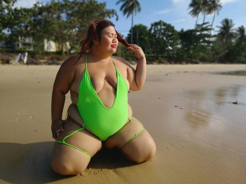 25P Ladies in swimsuits