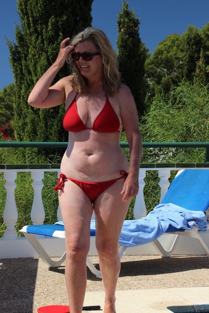 25P Ladies in swimsuits