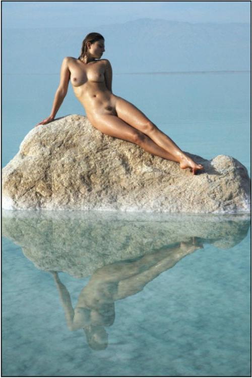 25P busty girls posing