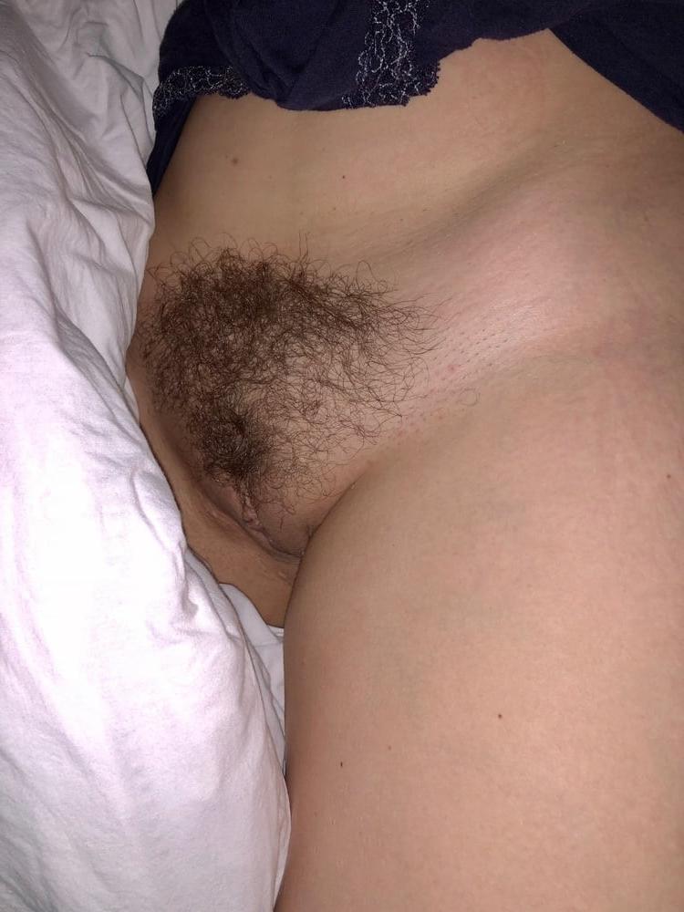 21P very hairy gf outdoor and sunbathing