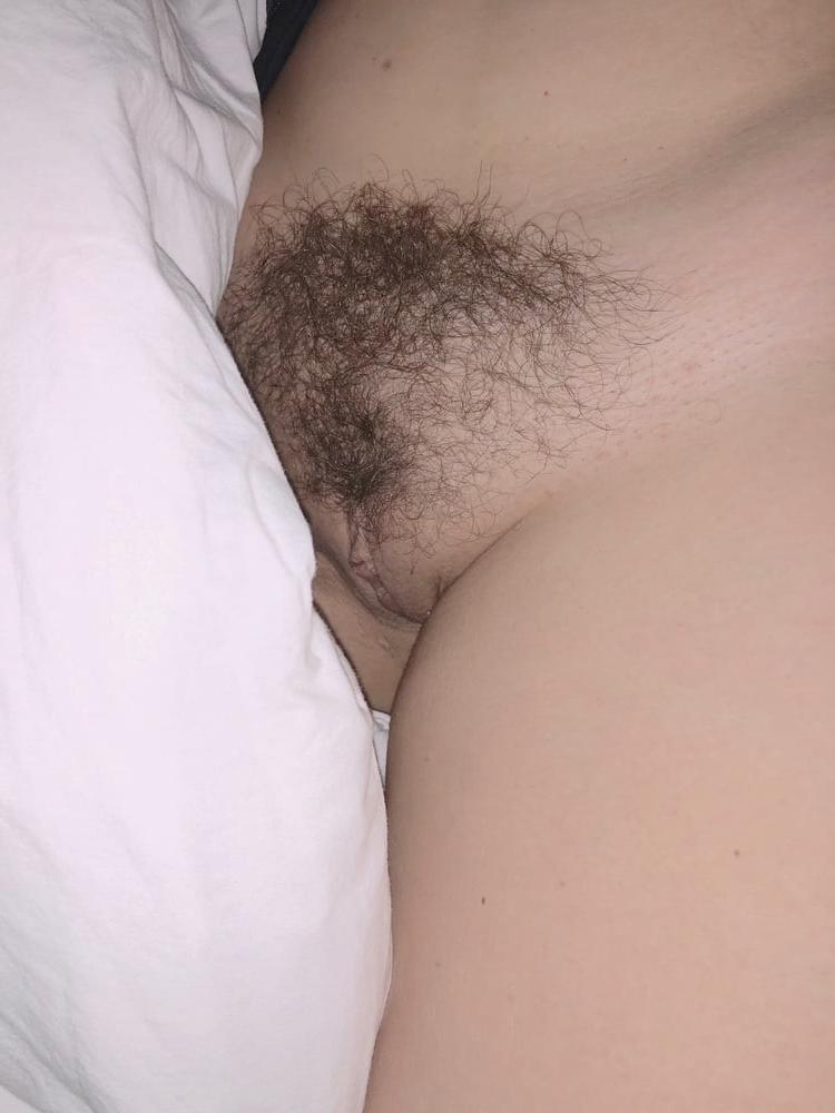 21P very hairy gf outdoor and sunbathing