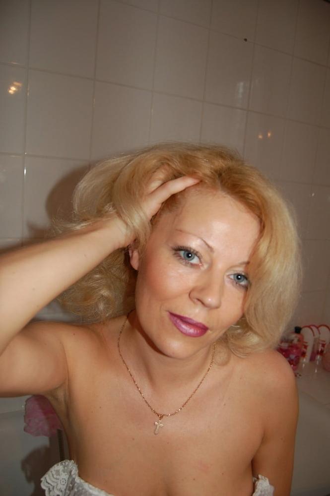 25P Blond MILF with a perfect body