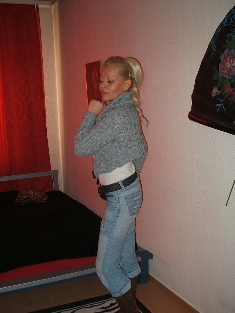 25P Blond MILF with a perfect body