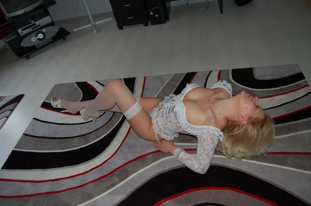 25P Blond MILF with a perfect body