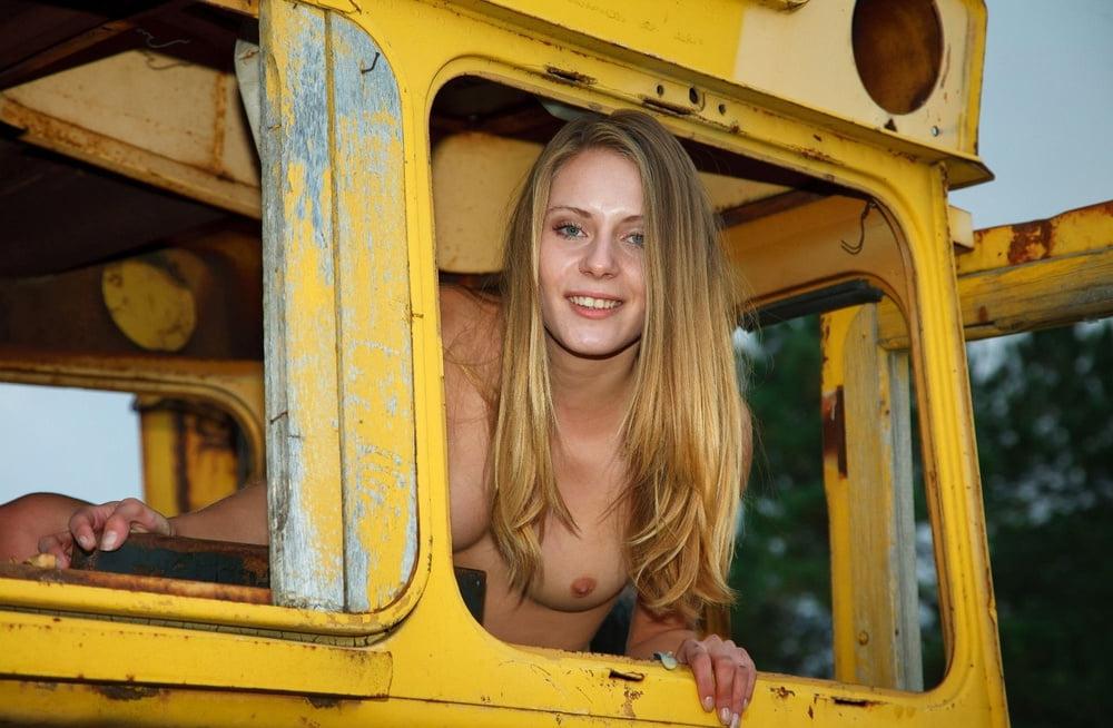 25P Horny Arina