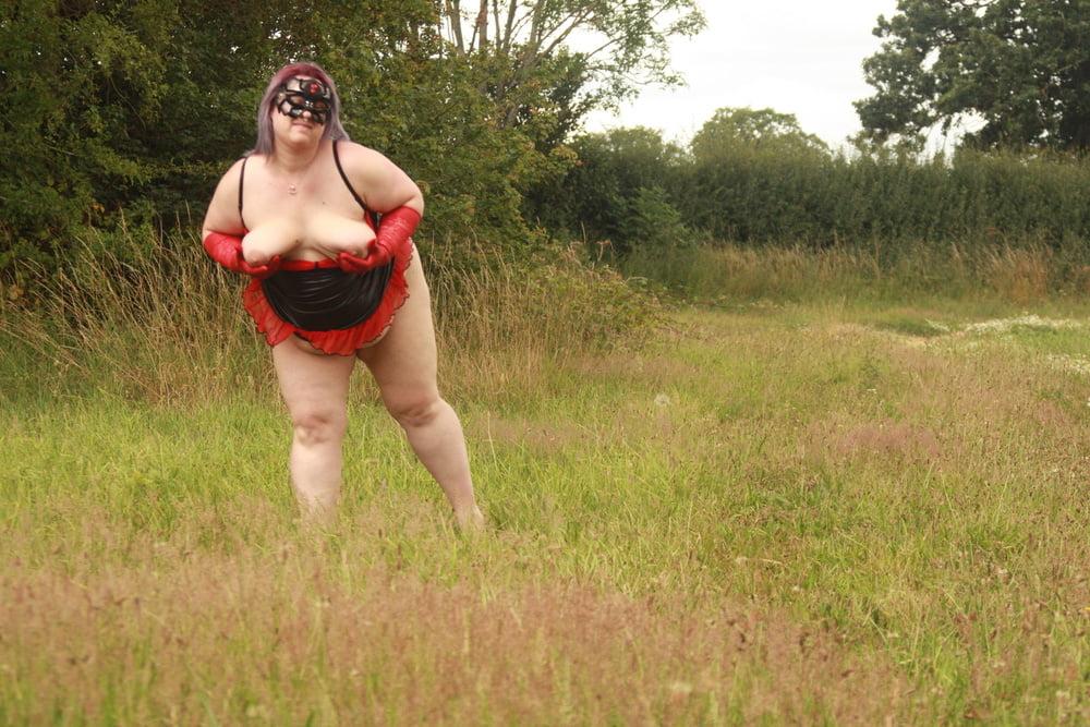 21P BBW Julia Outdoor Public