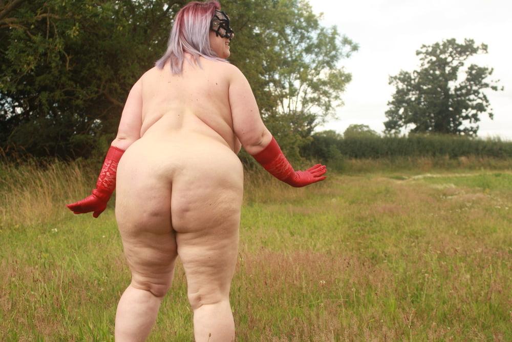 21P BBW Julia Outdoor Public
