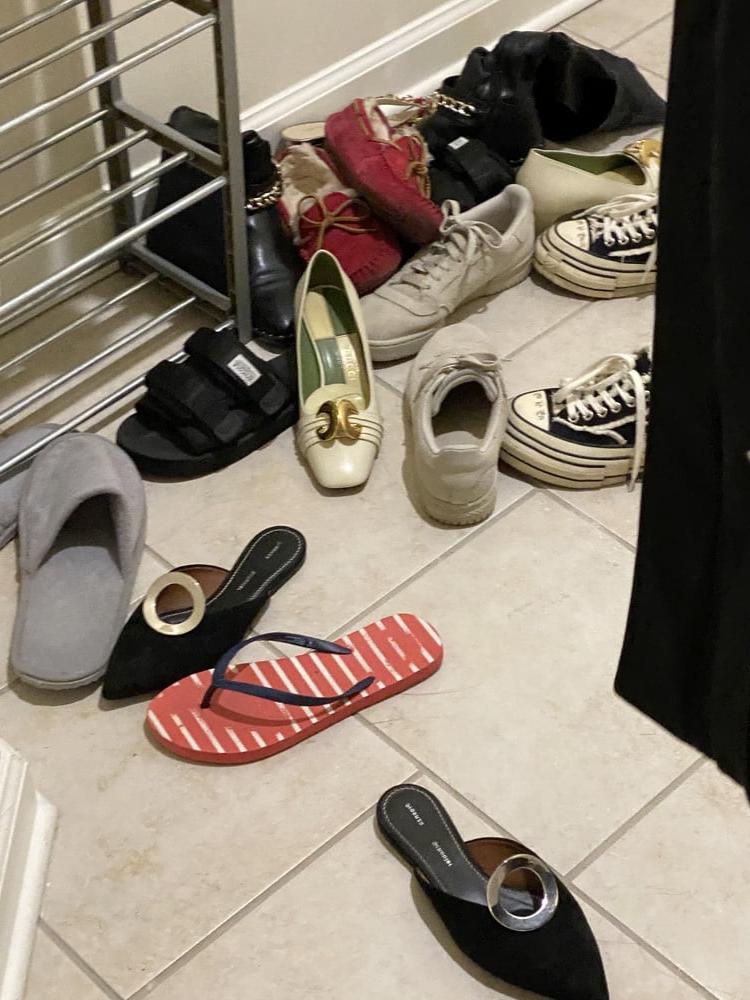 25P My girlfriend's roommate's shoes
