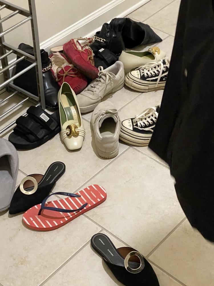 25P My girlfriend's roommate's shoes
