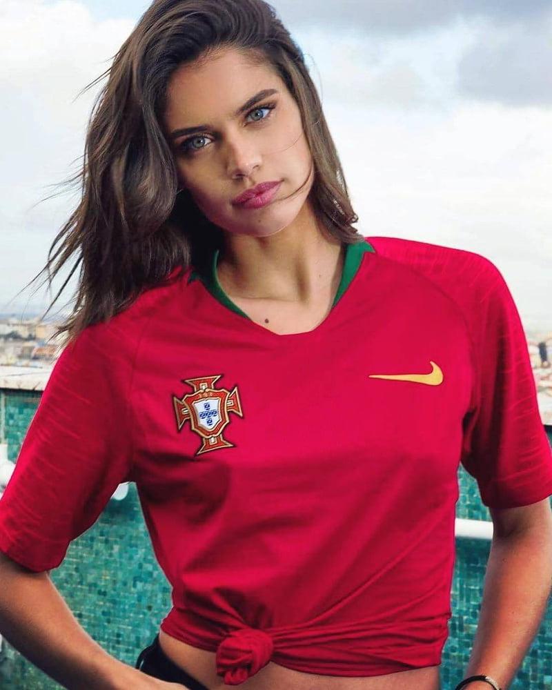 25P Sexy Girls and Models football fans