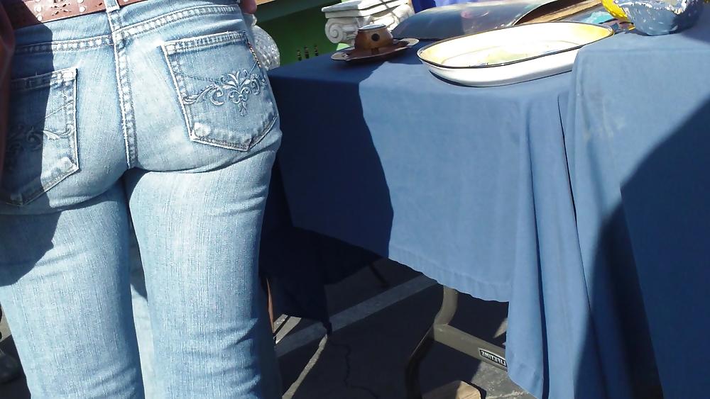 15P Schöner runder, sprudelnder Hintern und Arsch in engen blauen Jeans