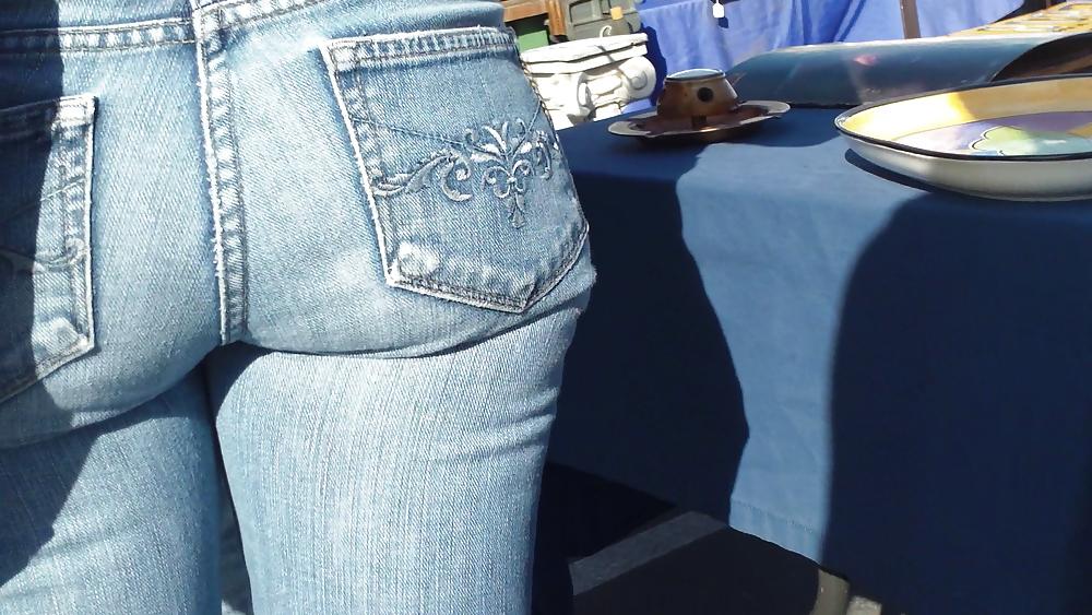 15P Schöner runder, sprudelnder Hintern und Arsch in engen blauen Jeans