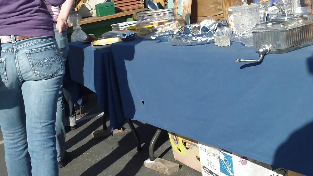 15P Schöner runder, sprudelnder Hintern und Arsch in engen blauen Jeans