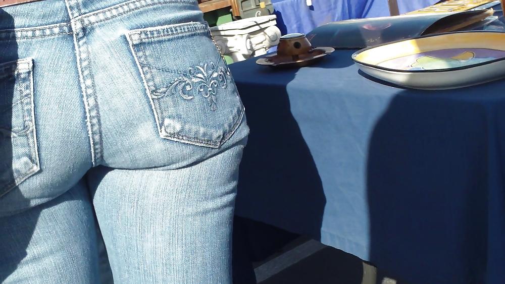 15P Schöner runder, sprudelnder Hintern und Arsch in engen blauen Jeans