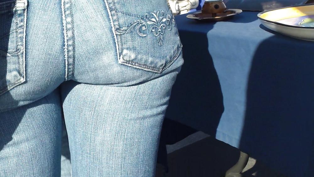 15P Schöner runder, sprudelnder Hintern und Arsch in engen blauen Jeans