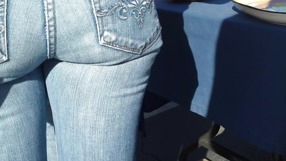 15P Schöner runder, sprudelnder Hintern und Arsch in engen blauen Jeans