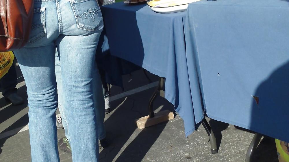 15P Schöner runder, sprudelnder Hintern und Arsch in engen blauen Jeans