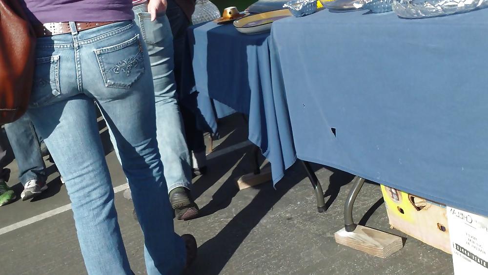 15P Schöner runder, sprudelnder Hintern und Arsch in engen blauen Jeans