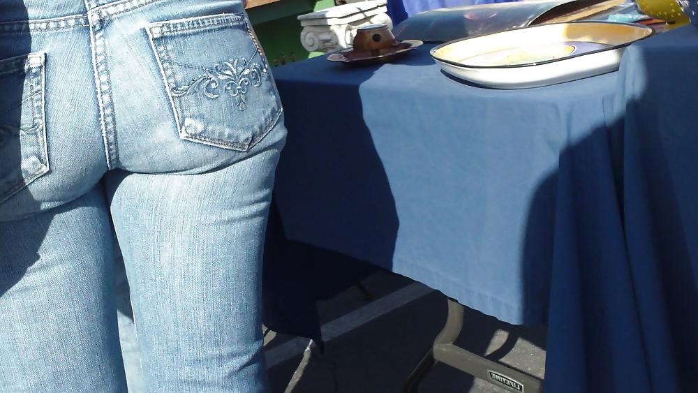 15P Schöner runder, sprudelnder Hintern und Arsch in engen blauen Jeans