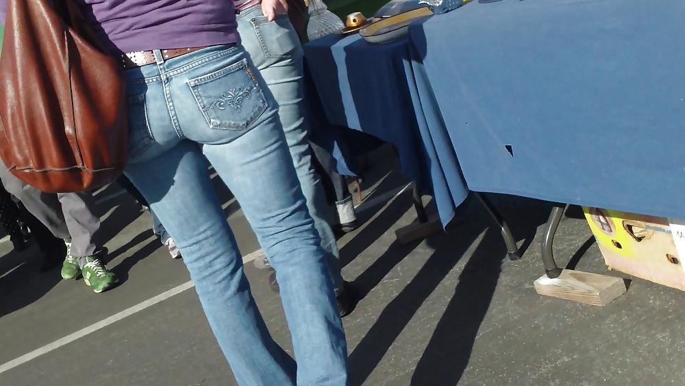 15P Schöner runder, sprudelnder Hintern und Arsch in engen blauen Jeans