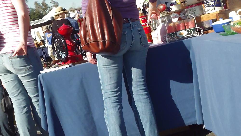 15P Schöner runder, sprudelnder Hintern und Arsch in engen blauen Jeans