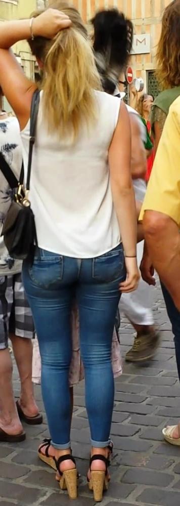 12P hot young girl with high heels and merveillous tight ass