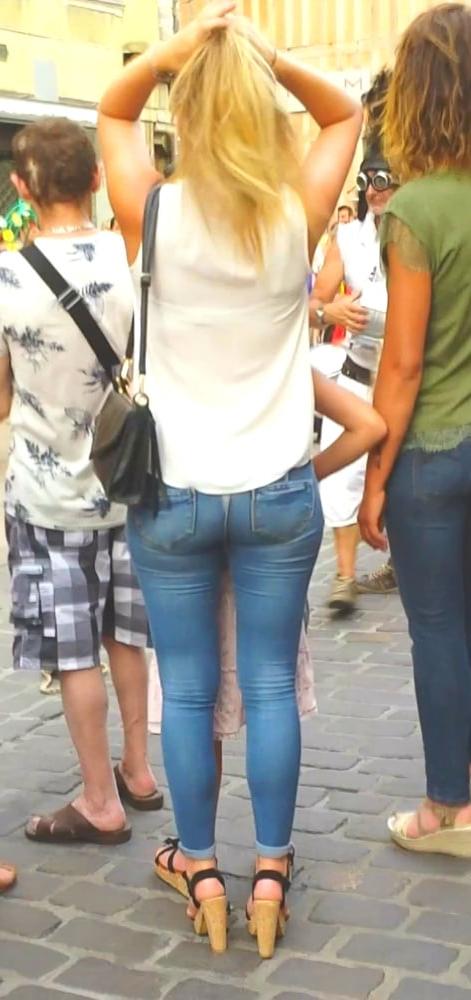 12P hot young girl with high heels and merveillous tight ass