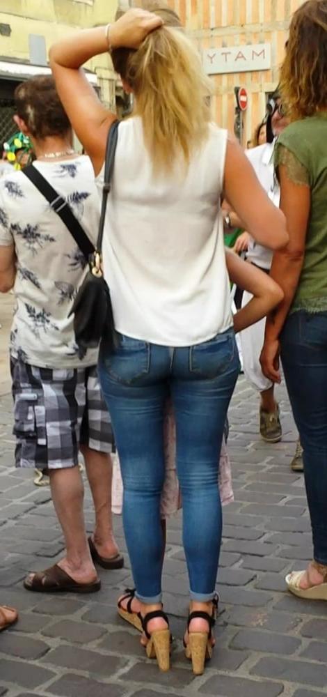 12P hot young girl with high heels and merveillous tight ass