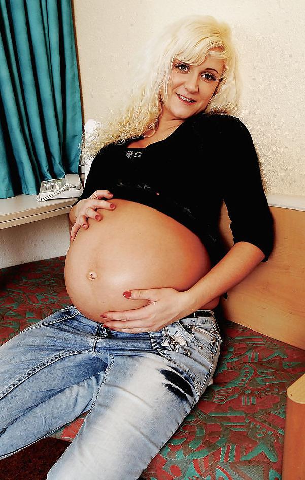17P HEAVILY PREGNANT BLONDE BEAUTY SPREADING - londonlad