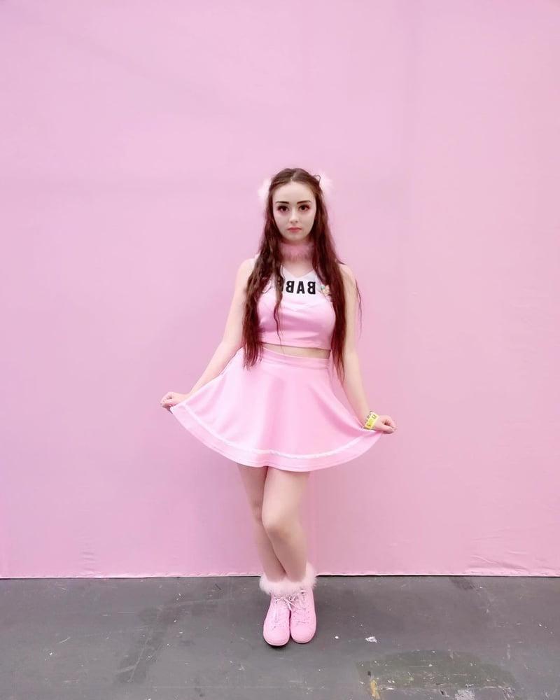 25P Cosplay Girl Louisa