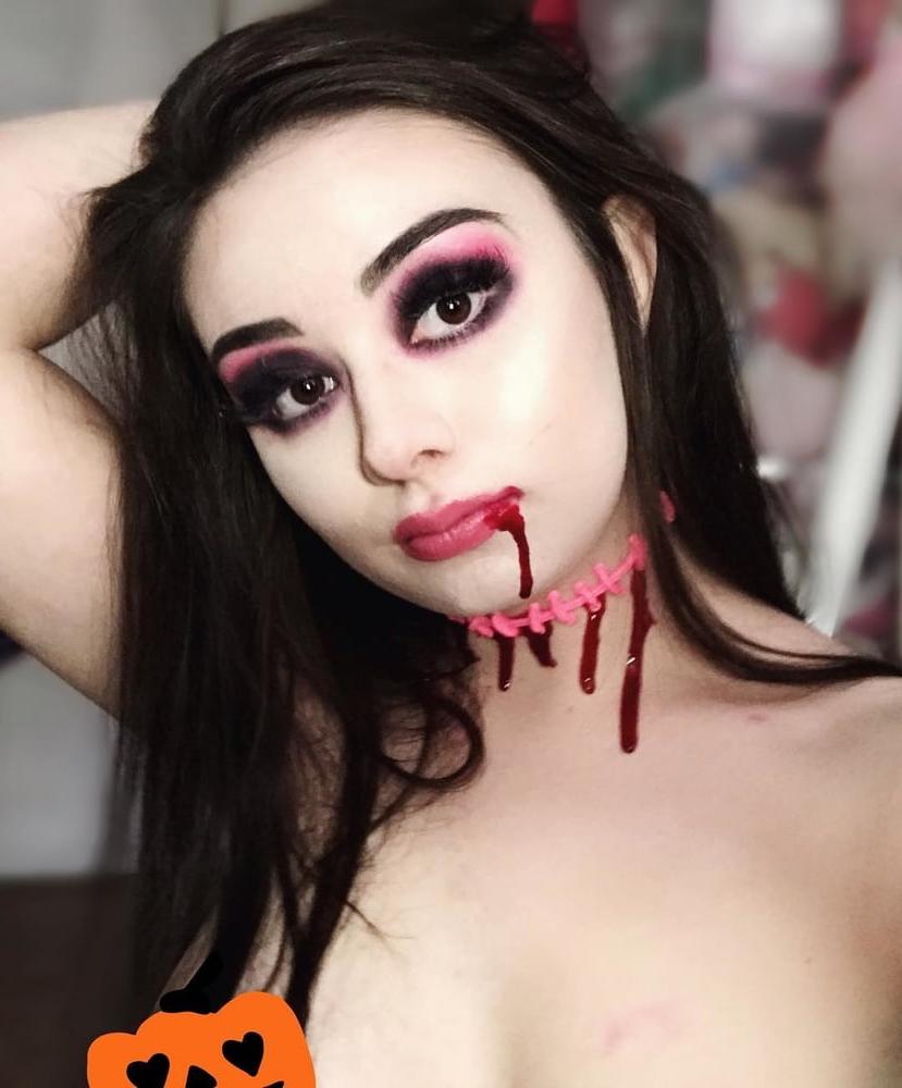 25P Cosplay Girl Louisa