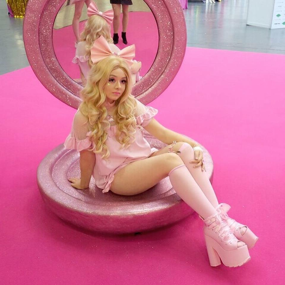 25P Cosplay Girl Louisa