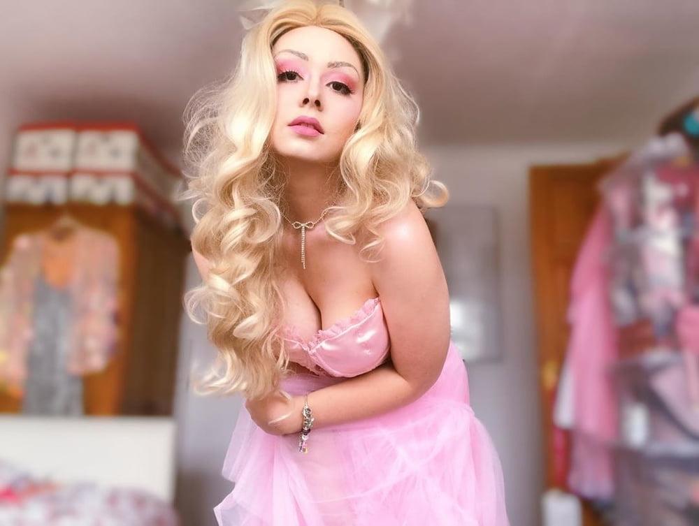 25P Cosplay Girl Louisa