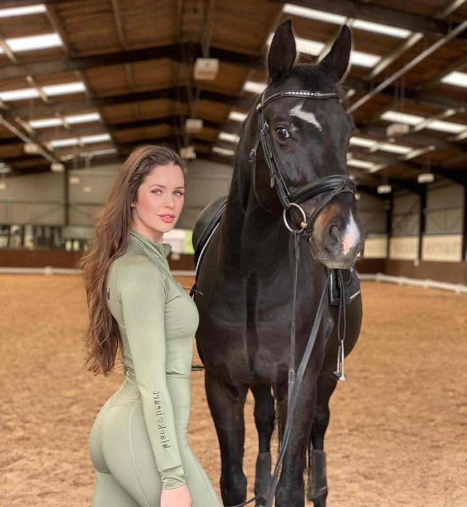 25P amateur babe Erin loves her hobby in sexy dress