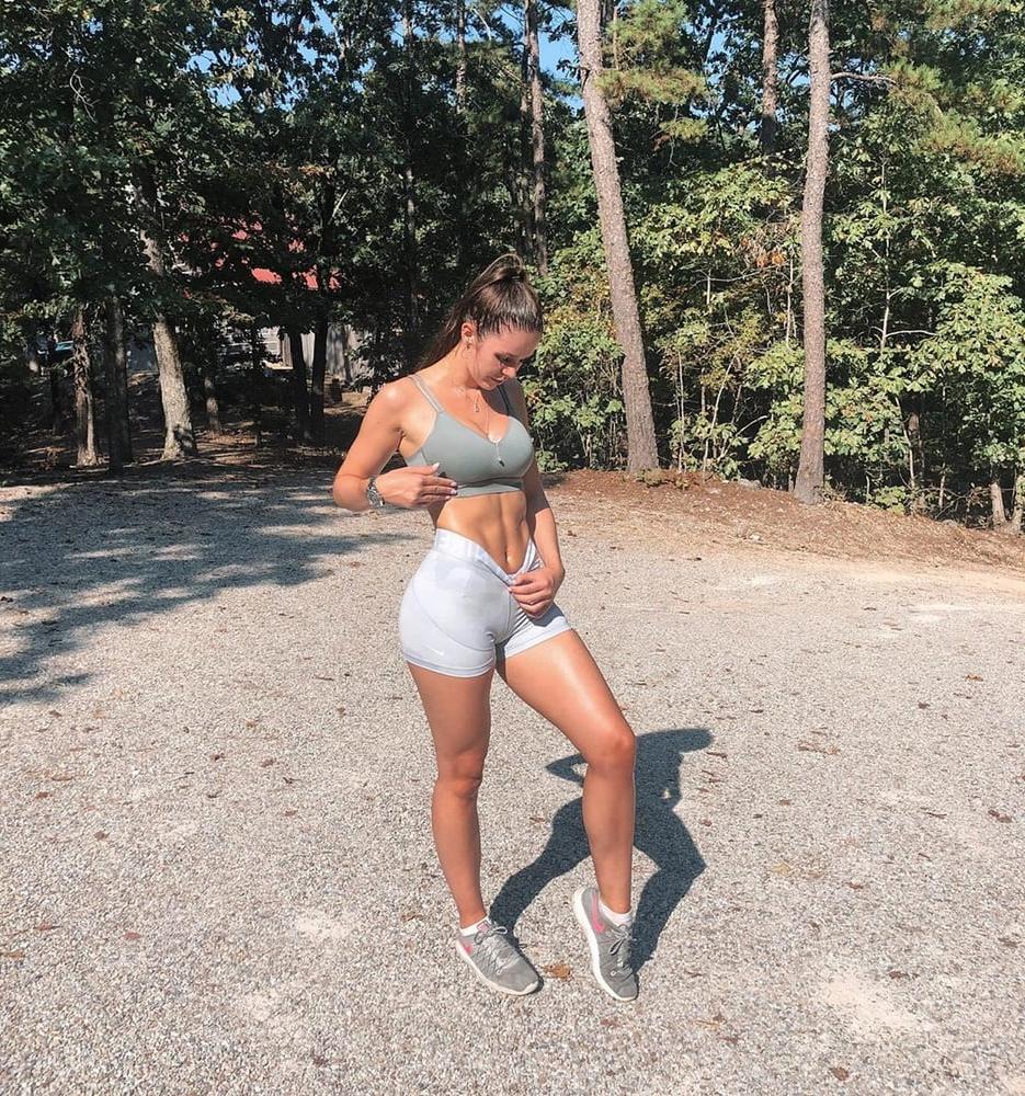25P amateur babe Erin loves her hobby in sexy dress