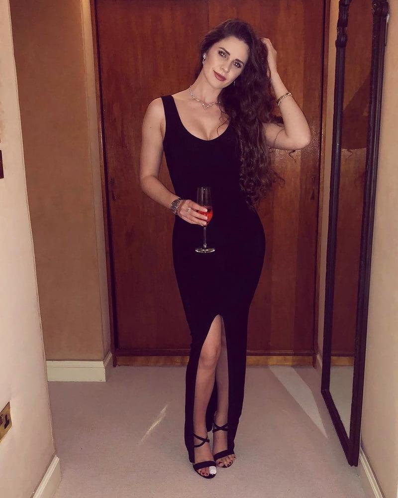 25P amateur babe Erin loves her hobby in sexy dress