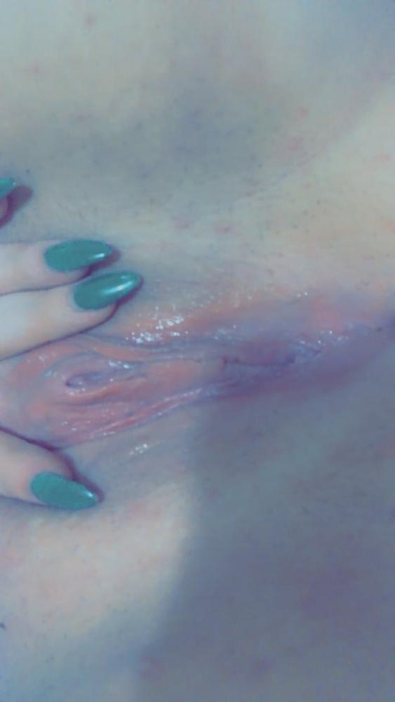 6P Finger fucking my pretty little pussy..