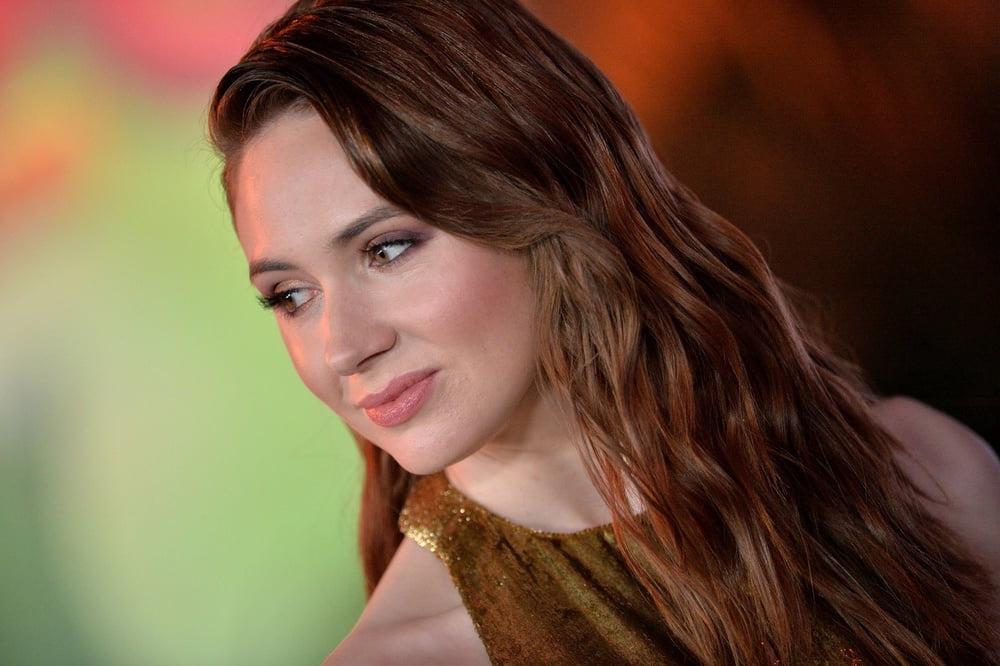 25P Karen Gillan - Gold dress