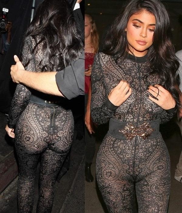 25P Kylie Shows Her Perfect Body