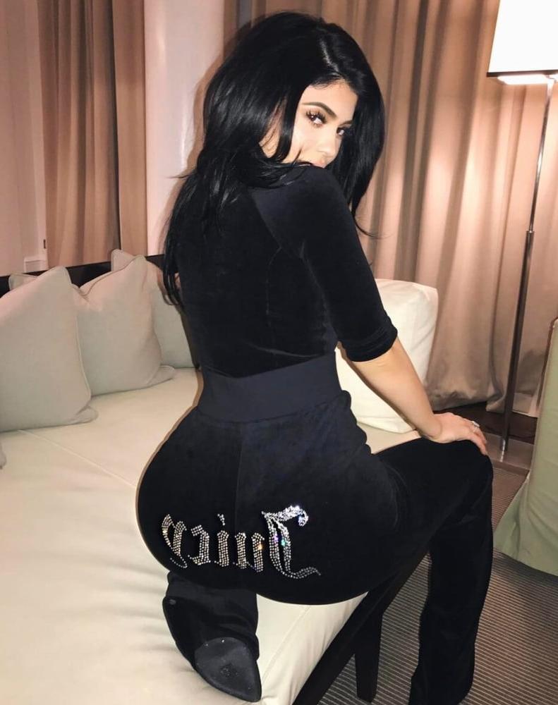 25P Kylie Shows Her Perfect Body