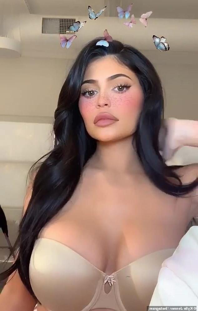 25P Kylie Shows Her Perfect Body