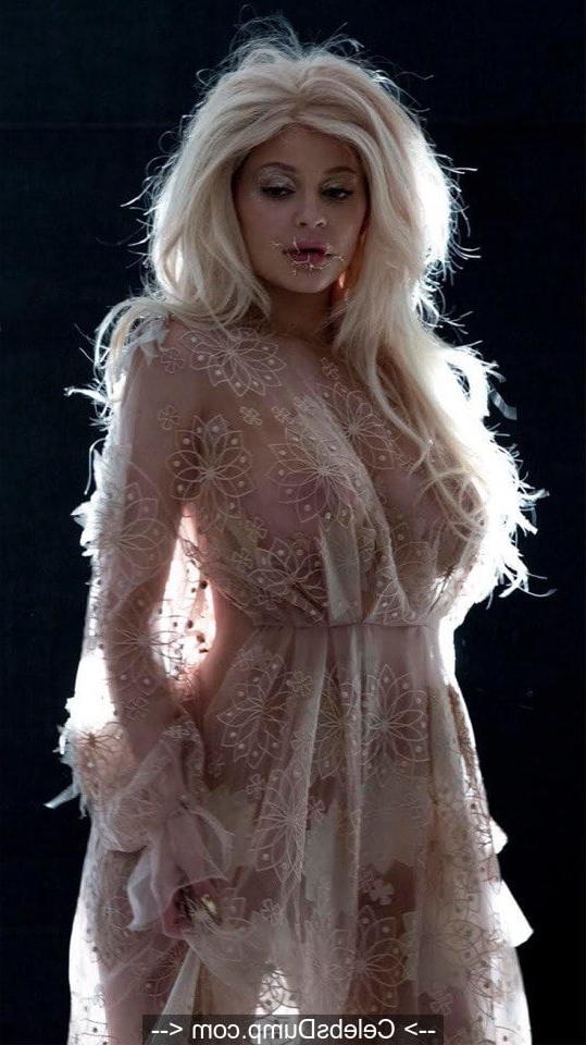 25P Kylie Shows Her Perfect Body