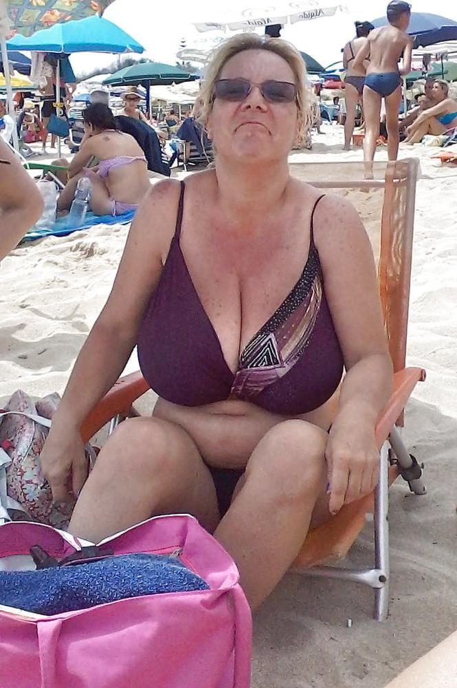 25P huge boobs in swimsuit