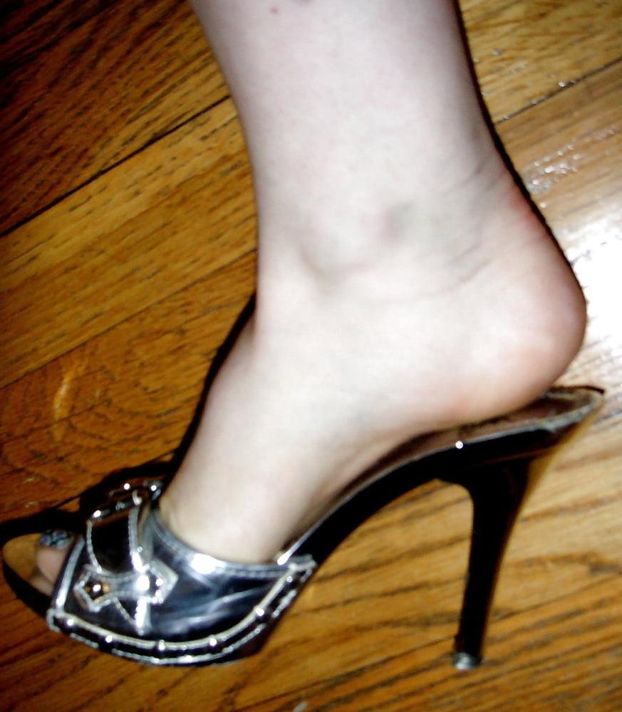 16P Sarah Showing Off Sexy! Legs and Heels